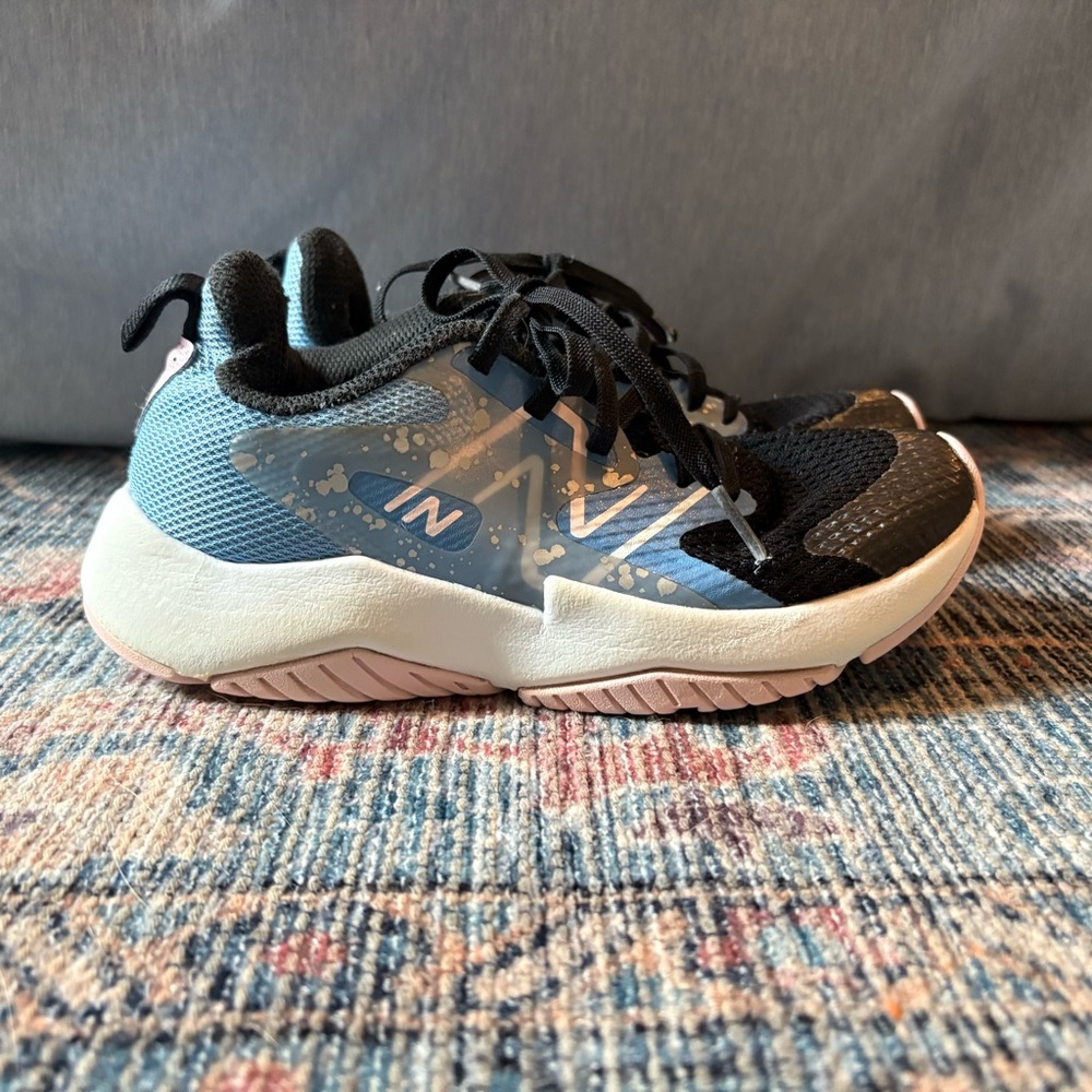 New Balance Girls Sz 1 lace up sneakers